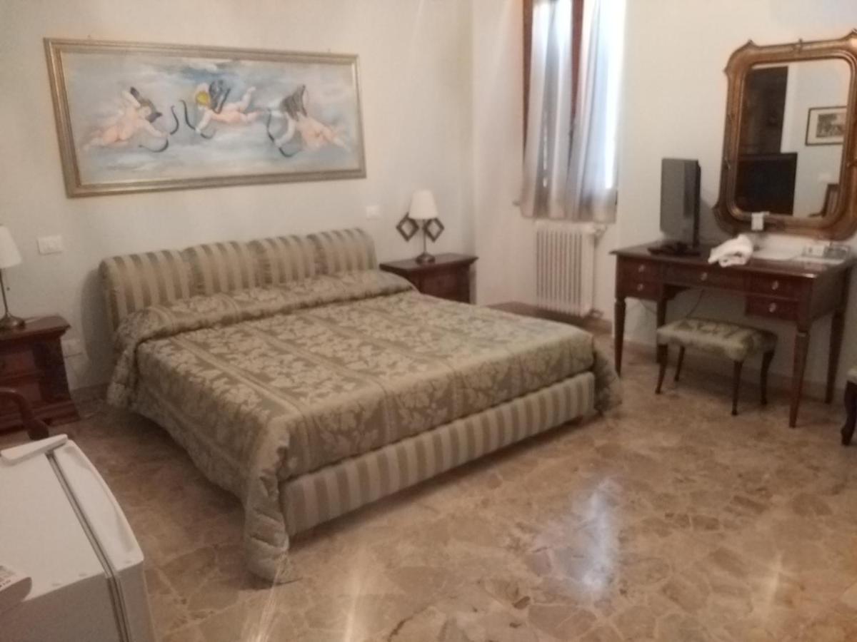 Antica Casa Di Famiglia Hotel กัสติลโยเน เดล ลาโก ภายนอก รูปภาพ